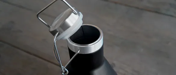 close up of growler swing top lid